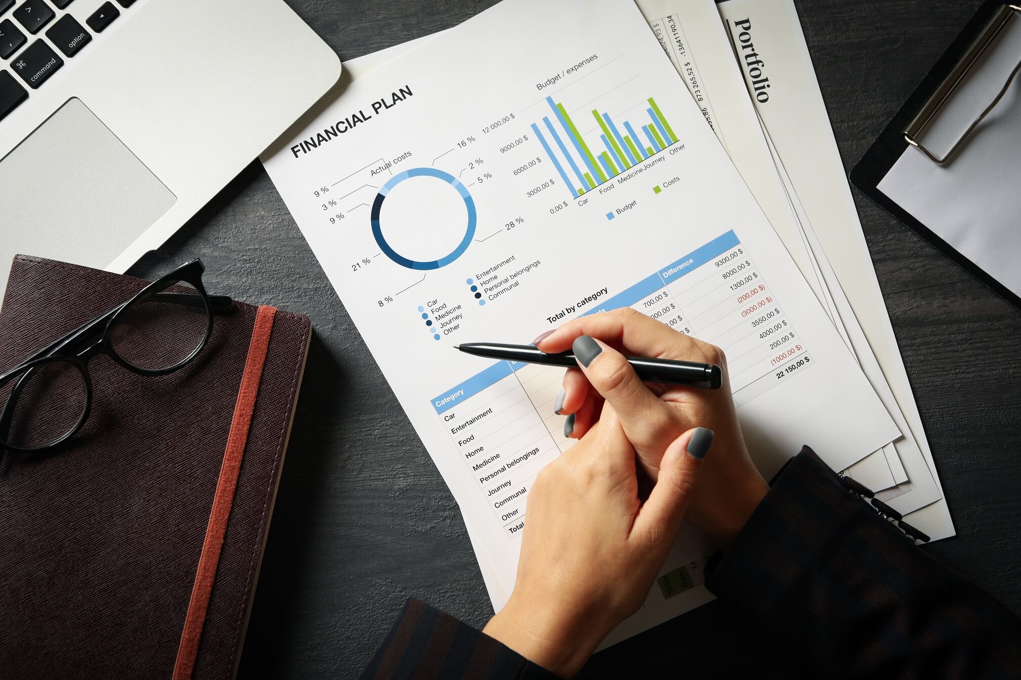 business woman doing financial planning on black t xqrc748.jpg